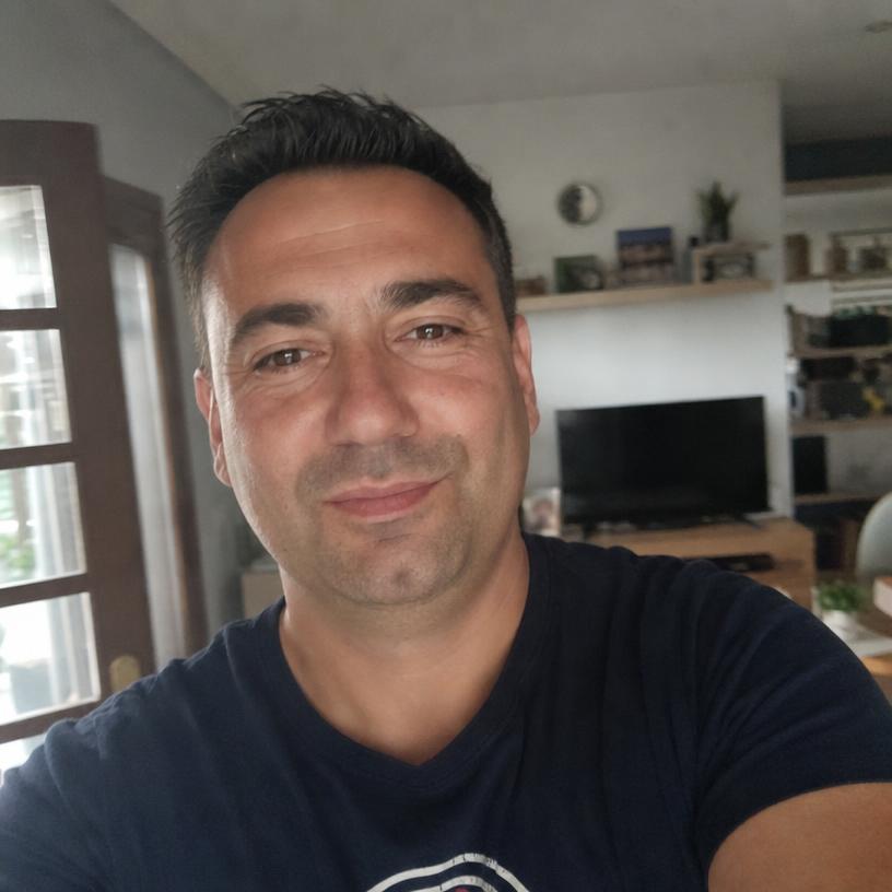 Adrián, 48 años
